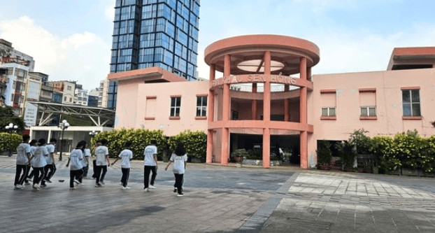 Sân khấu Sen Hồng nằm trong khuôn viên khu B công viên 23.9, Q.1, TP.HCM