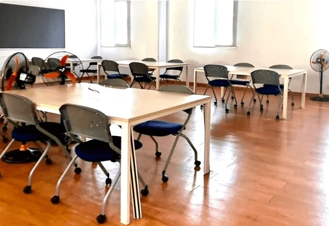 Phòng học ngày 19/3 trống trơn, không có giáo viên, học sinh. (Ảnh: Phụ huynh cung cấp)