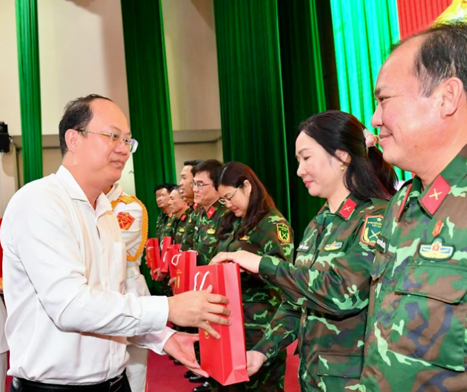 Phó Bí thư Thường trực Thành ủy TPHCM Nguyễn Hồ Hải tặng quà đến các đồng chí trong đoàn công tác. Ảnh: VIỆT DŨNG