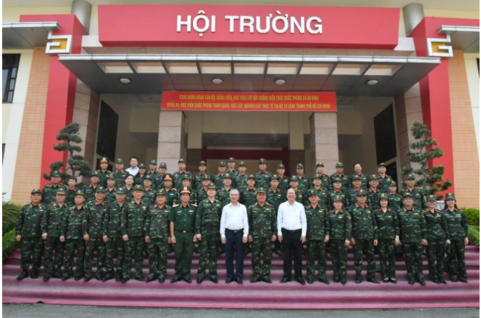 Phó Bí thư Thường trực Thành ủy TPHCM Nguyễn Hồ Hải tặng quà đến các đồng chí trong đoàn công tác. Ảnh: VIỆT DŨNG