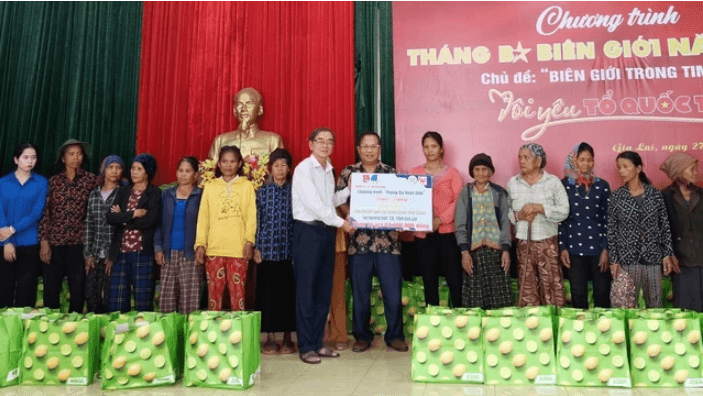 Tặng quà cho người dân xã biên giới Ia Pnôn