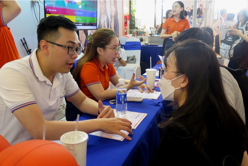 Đại diện các doanh nghiệp trực tiếp trao đổi, phỏng vấn ứng viên tại trường. Ảnh:PA