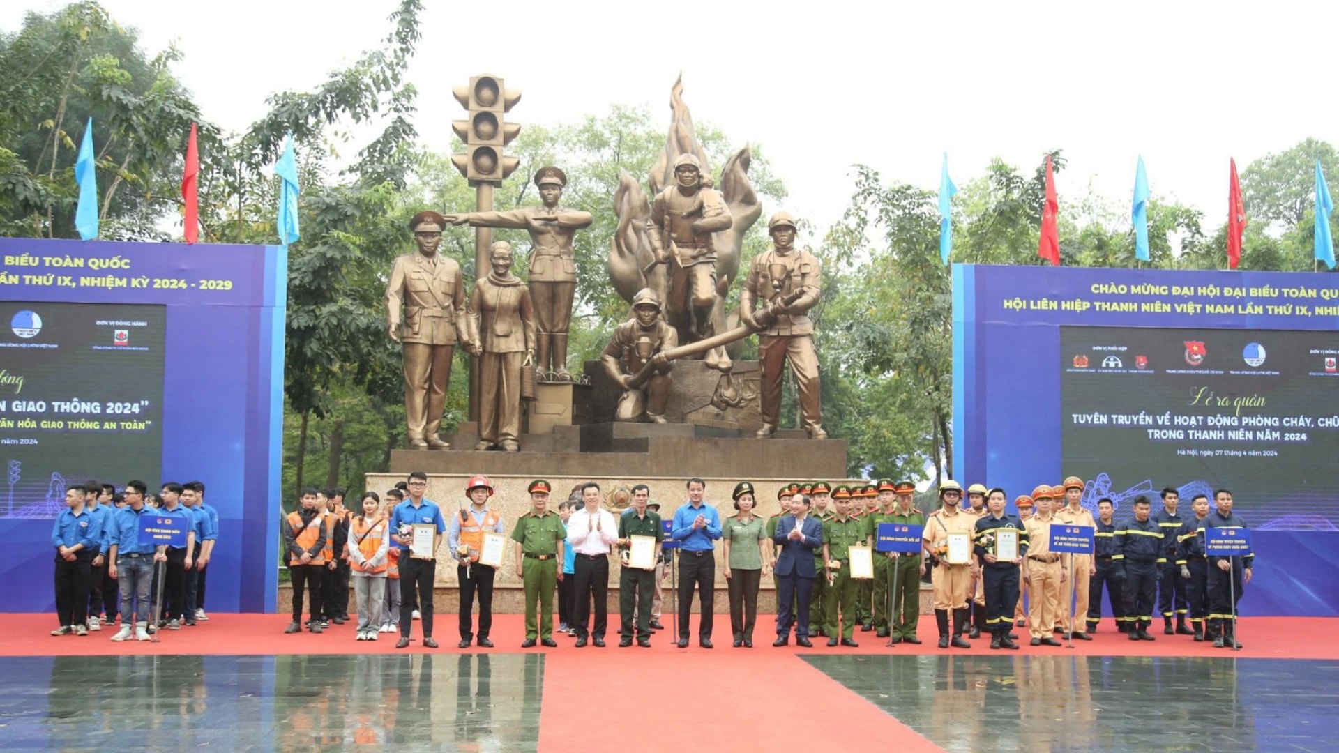 Ban tổ chức tuyên dương các đơn vị điển hình trong công tác đảm bảo trật tự an toàn giao thông năm 2023