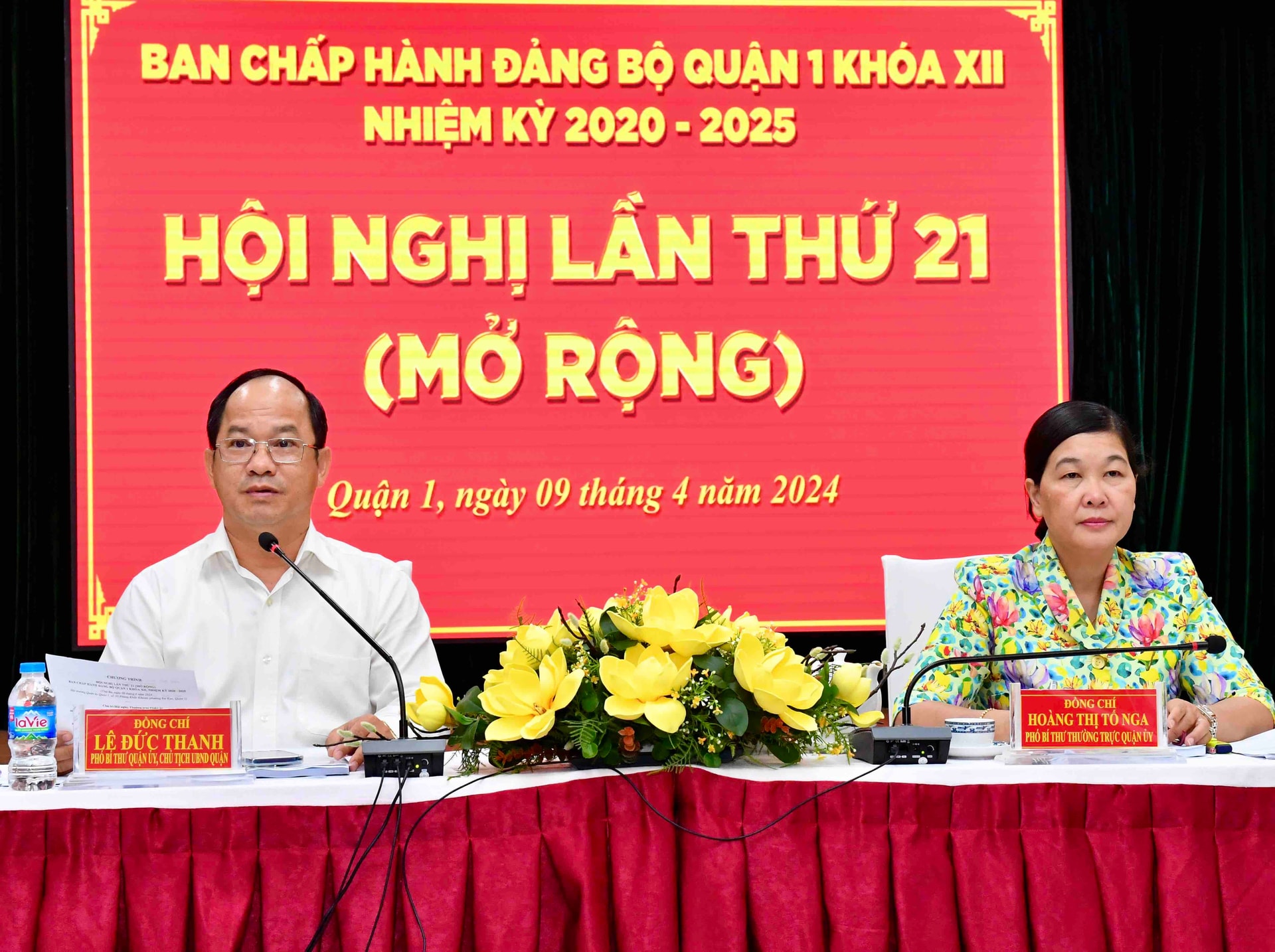 Phó Bí thư Thường trực Quận ủy quận 1, phụ trách Đảng bộ quận 1 Hoàng Thị Tố Nga và Chủ tịch UBND quận 1 Lê Đức Thanh chủ trì hội nghị. Ảnh: VIỆT DŨNG