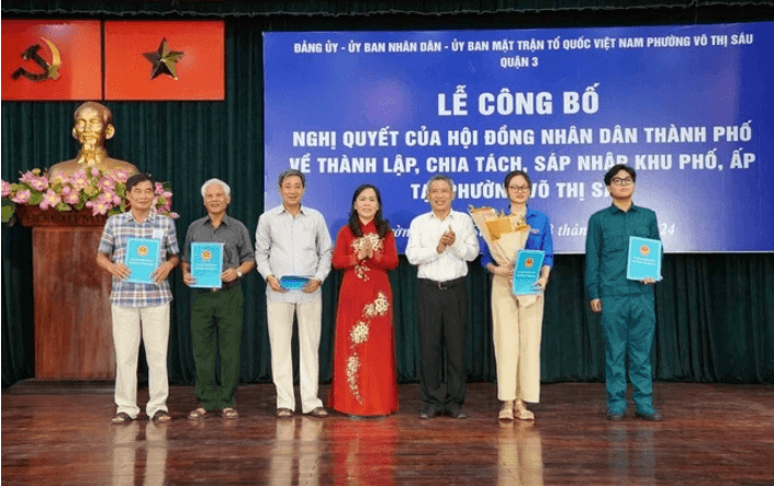 Lãnh đạo Q.3 (TP.HCM) trao quyết định và tặng hoa chúc mừng các khu phố mới