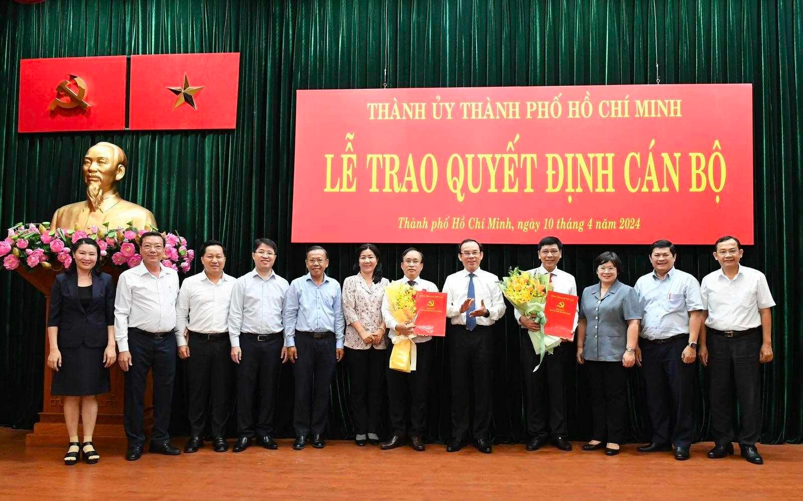 Bí thư Thành ủy TPHCM Nguyễn Văn Nên cùng các đồng chí lãnh đạo các ban tham mưu giúp việc của Thành ủy TPHCM, Thành ủy TP Thủ Đức và Huyện ủy huyện Cần Giờ chúc mừng hai đồng chí nhận nhiệm vụ mới. Ảnh: VIỆT DŨNG