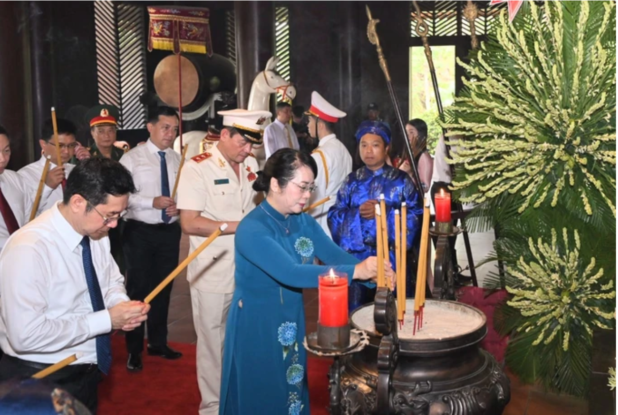 Đồng chí Trần Kim Yến, Chủ tịch UBMTTQ Việt Nam TPHCM dâng hương tại Đền Tưởng niệm các Vua Hùng. Ảnh: DŨNG PHƯƠNG