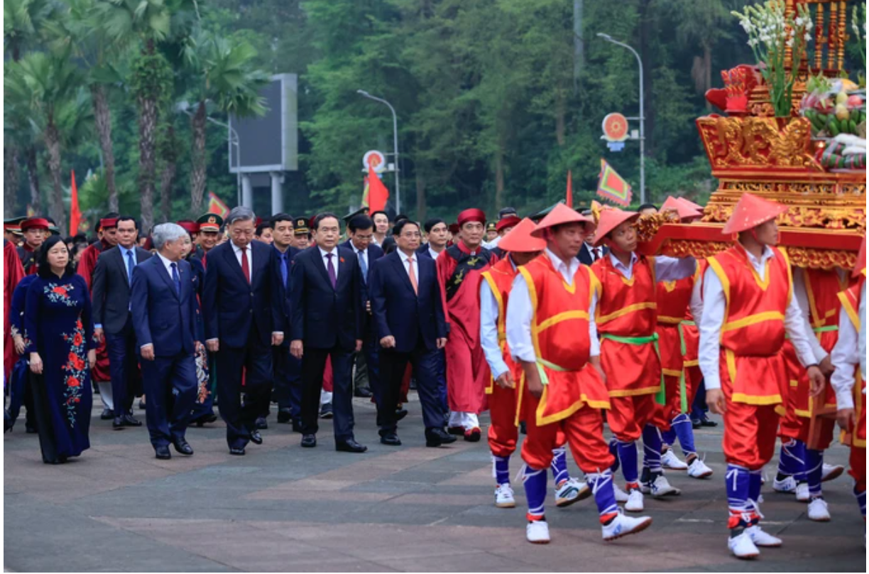 Thủ tướng Phạm Minh Chính và các đại biểu vào dâng hương tưởng niệm các Vua Hùng. Ảnh: VIẾT CHUNG