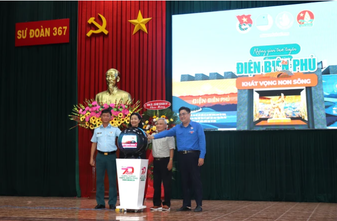 Các đại biểu thực hiện nghi thức khai mạc không gian trực tuyến “Điện Biên Phủ - Khát vọng non sông”