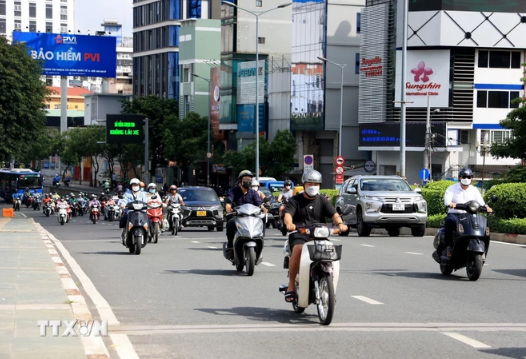 Các phương tiện lưu thông trên cầu Công Lý, giáp ranh quận Phú Nhuận và quận 3. (Ảnh: Hồng Đạt/TTXVN)