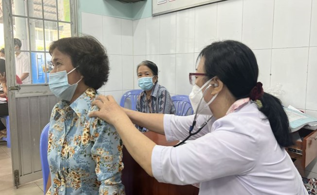 Người cao tuổi được lấy máu xét nghiệm. Ảnh: NGUYỄN LY