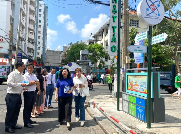 Lãnh đạo quận 10 tham quan Phố chuyên doanh điện máy, điện tử Nhật Tảo. Phố có lắp nhiều bảng hướng dẫn để người dân thuận tiện trong việc mua sắm; Ảnh: PHAN ANH