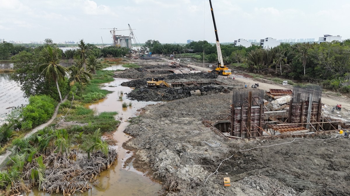 Công nhân thi công các bệ trụ tại dự án.