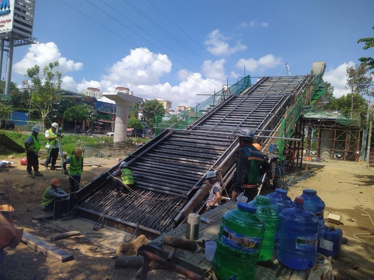 Các cầu bộ hành kết nối nhà ga tuyến metro số 1 TPHCM đang được đẩy nhanh thi công. Ảnh: MAUR