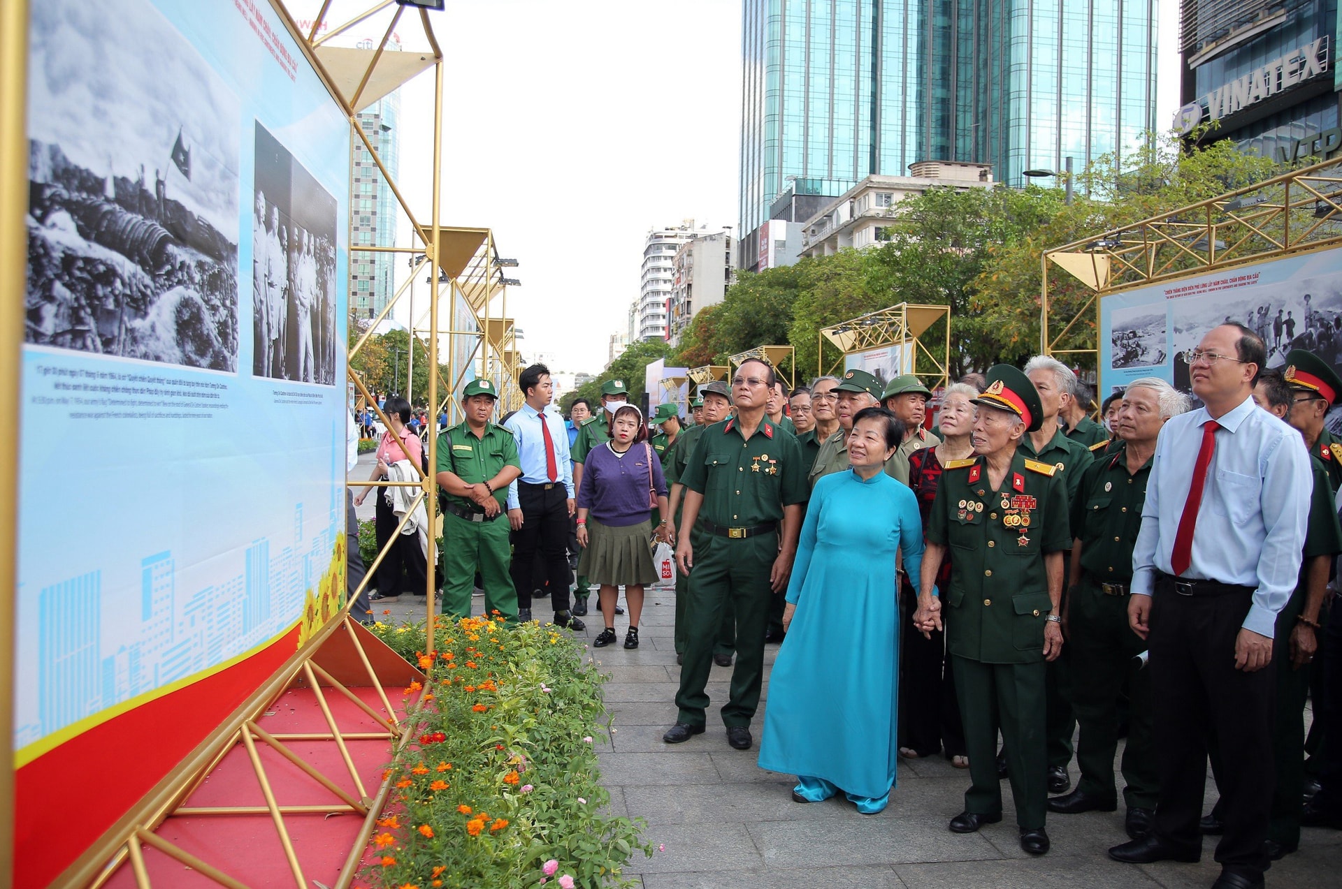 Các đại biểu tham quan triển lãm. Ảnh: DŨNG PHƯƠNG