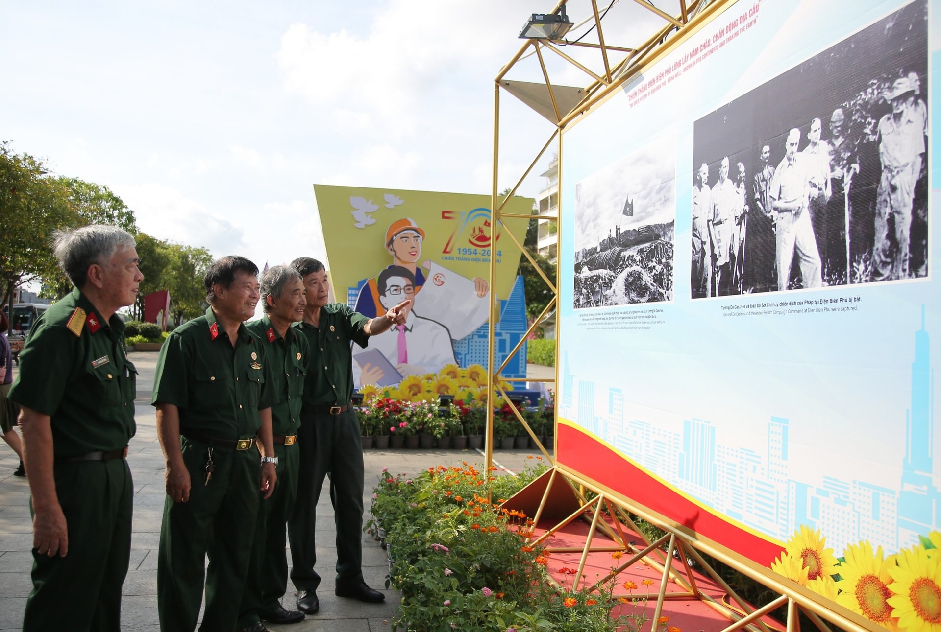 Các cựu chiến binh tham quan triển lãm. Ảnh: DŨNG PHƯƠNG