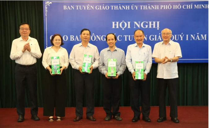 Đồng chí Phan Nguyễn Như Khuê và đồng chí Lê Hồng Sơn tặng quà lưu niệm đến Trưởng Ban Tuyên giáo các cơ quan: Đảng ủy Khối Ngân hàng, Đảng ủy Công ty Dược Sài Gòn, Đảng ủy Tổng Công ty Địa ốc Sài Gòn; chia tay Trưởng Ban Tuyên giáo Đảng ủy Cục Hải quan TPHCM nghỉ hưu