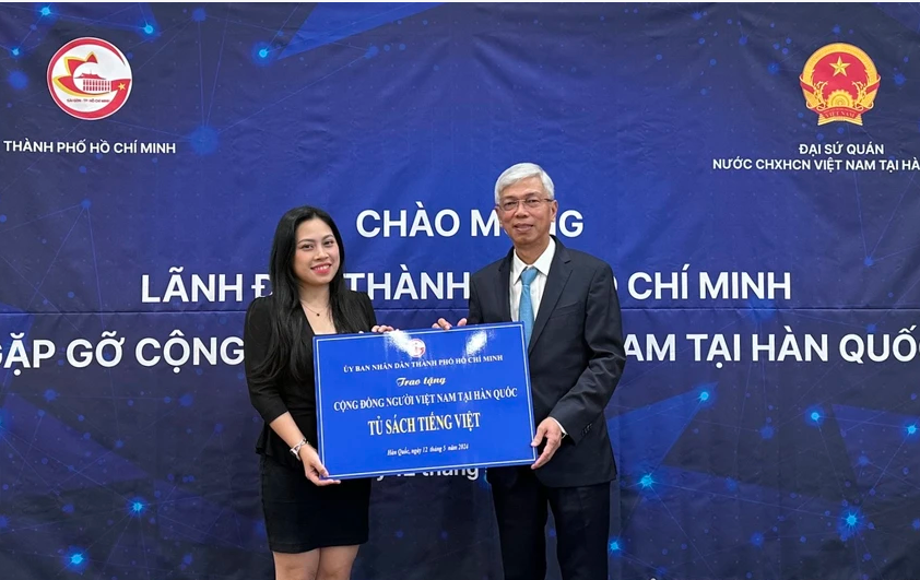 Phó Chủ tịch UBND TP.HCM Võ Văn Hoan trao tặng tủ sách tiếng Việt cho kiều bào tại Hàn Quốc. Ảnh: PHƯƠNG ĐẶNG