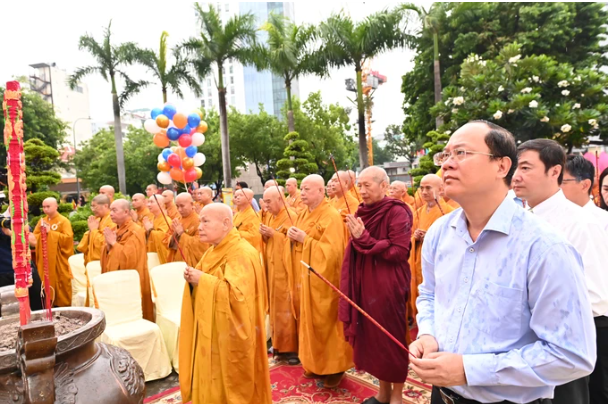 Phó Bí thư Thường trực Thành ủy TPHCM Nguyễn Hồ Hải cùng chư tôn đức dâng hương tưởng niệm Bồ tát Thích Quảng Đức. Ảnh: VIỆT DŨNG