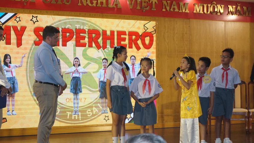 Bộ phim My Superhero được học sinh cùng giáo viên Trường Tiểu học Võ Thị Sáu thực hiện trong thời gian 2 tháng. Trong ảnh, Quỳnh Hoa đang trao đổi với ban giám khảo hội thi. Ảnh: NGUYỄN QUYÊN