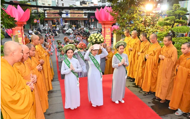 Lễ dâng hoa tưởng niệm Bồ tát Thích Quảng Đức. Ảnh: VIỆT DŨNG