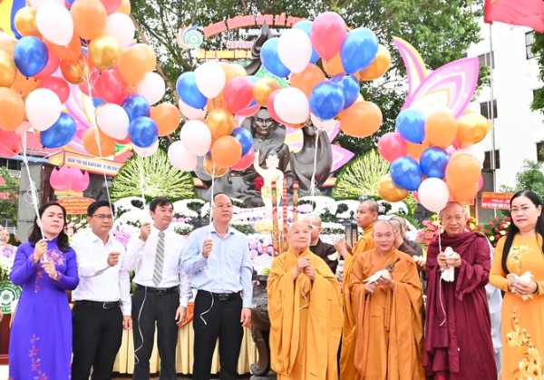 Các đại biểu thực hiện nghi lễ thả bóng bay, bồ câu nguyện cầu thế giới hoà bình. Ảnh: VIỆT DŨNG