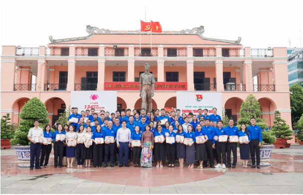 Chương trình biểu dương các tập thể, cá nhân có thành tích xuất sắc trong học tập, lao động và công tác