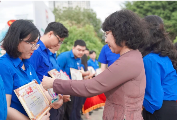 Đồng chí Hàng Thị Thu Nga, Phó Bí thư Đảng ủy Khối Dân - Chính - Đảng TPHCM, trao bằng khen cho các tập thể điển hình