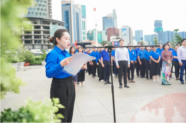 Đồng chí Nguyễn Lan Đài, Ủy viên Ban Thường vụ Đoàn Khối, Bí thư Đoàn Đài Tiếng nói Nhân dân TPHCM, báo cáo trước tượng đài Chủ tịch Hồ Chí Minh