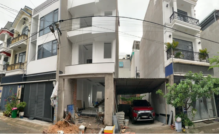 Khu đất nhà chị Hà (ở giữa) “bỏ hoang” vì khoảng lùi và hệ số sử dụng đất quá thấp so với nhà hai bên đã xây trước đây