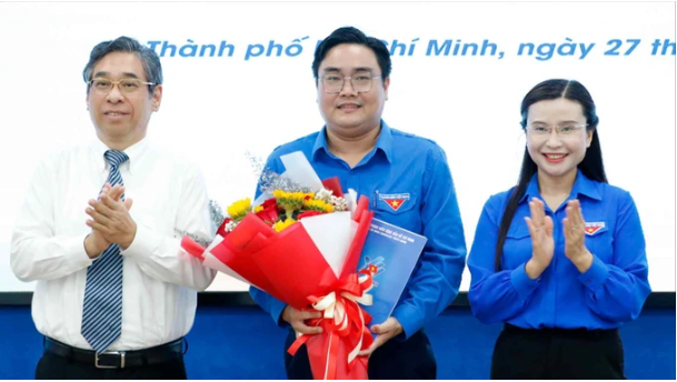 Đồng chí Nguyễn Phước Lộc và đồng chí Nguyễn Phạm Duy Trang chúc mừng Bí thư Thành Đoàn TPHCM Ngô Minh Hải. Ảnh: NGÔ BÌNH