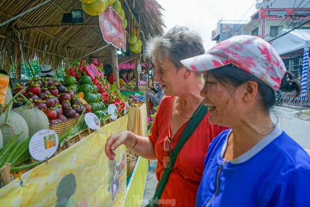 Du khách tham quan gian hàng trái cây.