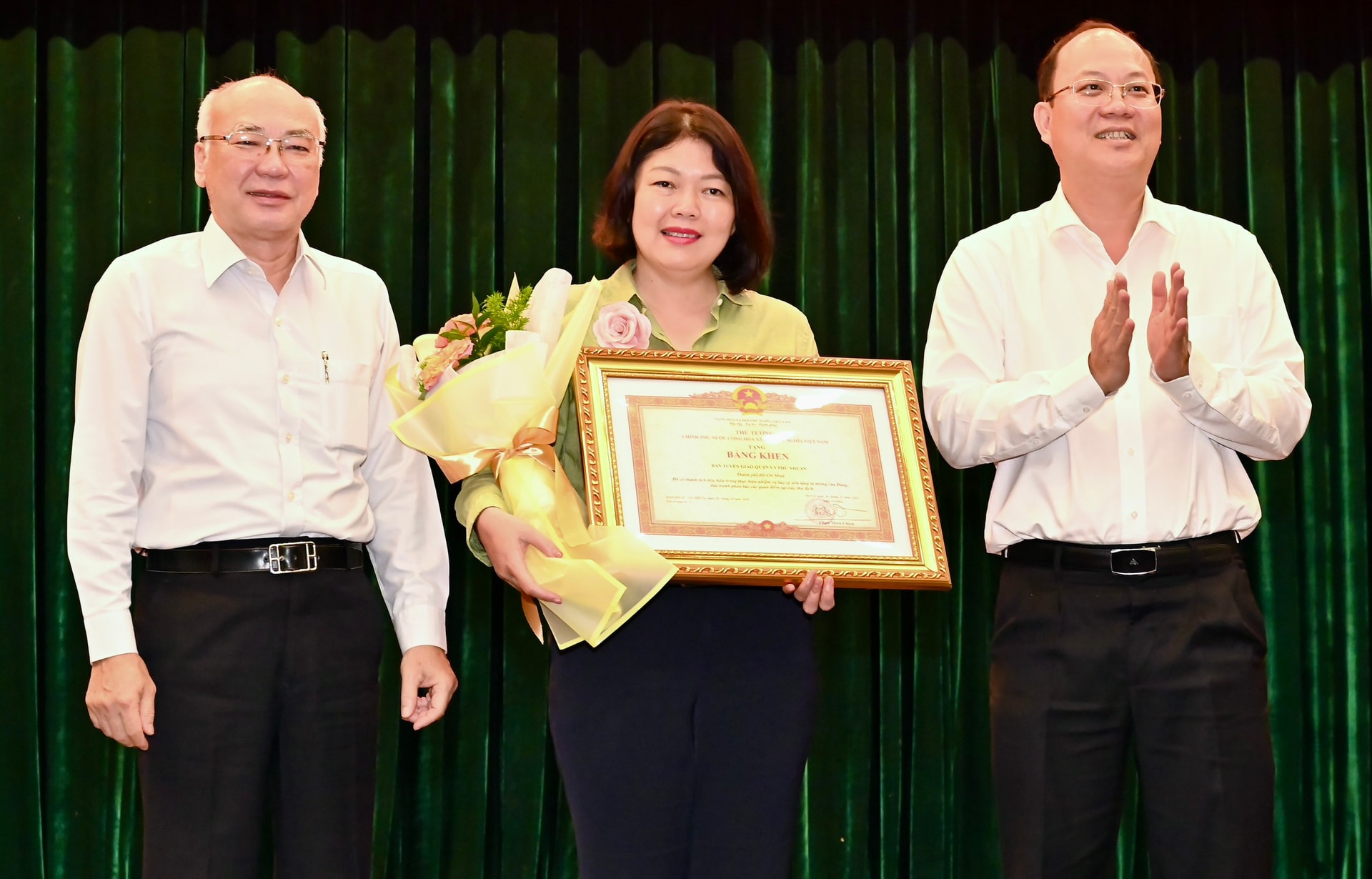 Phó Bí thư Thường trực Thành ủy TPHCM Nguyễn Hồ Hải và Trưởng Ban Tuyên giáo Thành ủy TPHCM Phan Nguyễn Như Khuê đã trao bằng khen của Thủ tướng Chính phủ đến Ban Tuyên giáo quận ủy Phú Nhuận vì có thành tích xuất sắc trong 5 năm triển khai, thực hiện Nghị quyết 35-NQ/TW của Bộ Chính trị