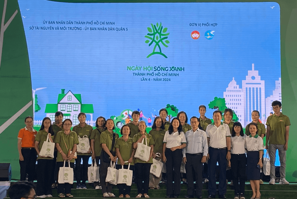 Ban tổ chức ngày hội trao quà cho các cá nhân đoạt giải tại Hội thi “Rung chuông vàng”