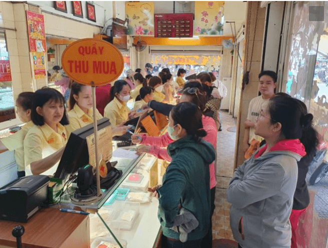 Người dân đến các cửa hàng vàng ở TPHCM giao dịch. Ảnh: Ngọc Lê