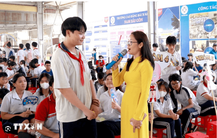 Thạc sỹ Phan Thị Tuyết Nhung, chuyên gia hướng nghiệp Trung tâm Dịch vụ việc làm Thanh niên Thành phố Hồ Chí Minh hướng dẫn các em học sinh khối lớp 8, 9 định hướng nghề nghiệp cho tương lai. (Ảnh: Thanh Vũ/TTXVN)
