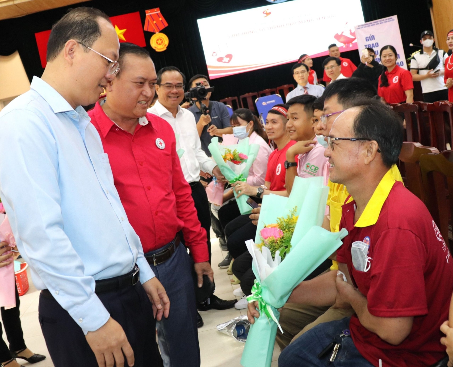 Phó Bí thư Thường trực Thành ủy TPHCM Nguyễn Hồ Hải tặng hoa và thăm hỏi người tham gia hiến máu tại chương trình