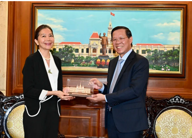 Đồng chí Phan Văn Mãi tặng quà lưu niệm đến bà Pauline Tamesis. Ảnh: VIỆT DŨNG