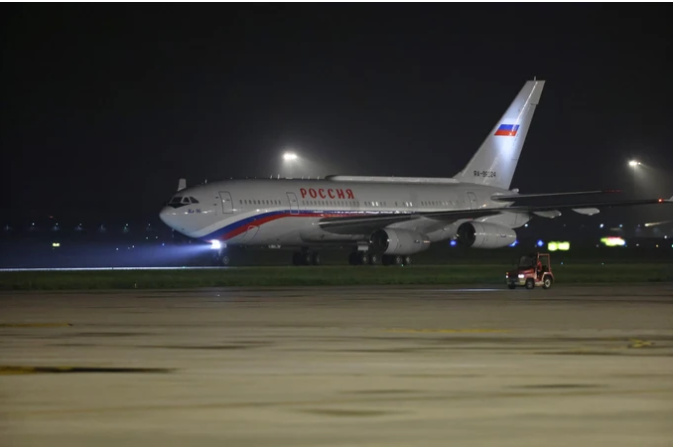 Chuyên cơ Ilyushin Il-96-300PU chở Tổng thống Nga Vladimir Putin và đoàn cấp cao Nga hạ cánh xuống sân bay quốc tế Nội Bài lúc 1 giờ 45. Ảnh: QUANG PHÚC