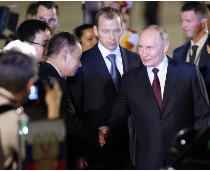 Tổng thống Nga Vladimir Putin xuất hiện và bước xuống máy bay, đây là chuyến thăm Việt Nam lần thứ 5 của người đứng đầu Điện Kremlin. Ảnh: QUANG PHÚC