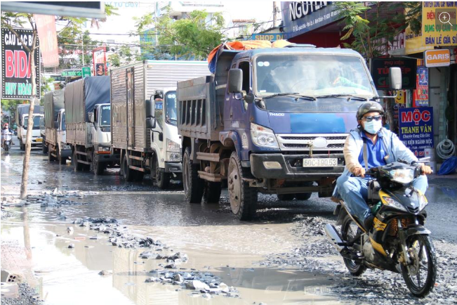 Một đoạn đường trên địa bàn huyện Bình Chánh, TPHCM bị hư hỏng vào cuối tháng 5.2024. Ảnh: Anh Tú