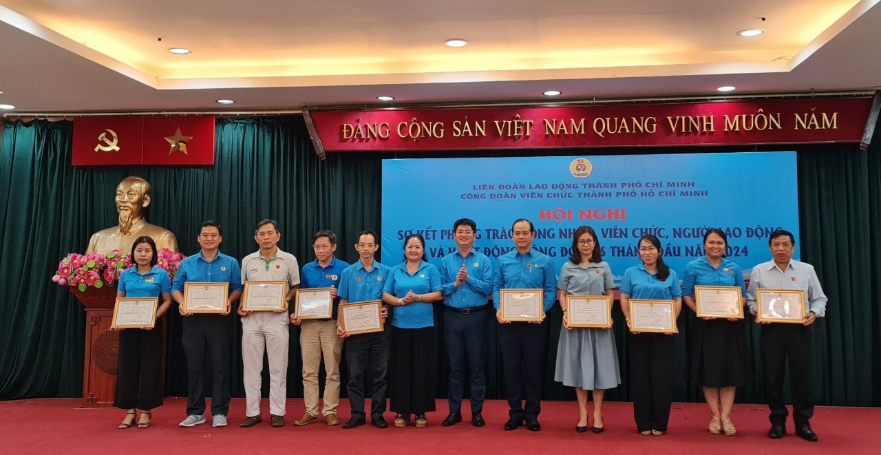 Công đoàn Viên chức Thành phố khen thưởng các tập thể thực hiện tốt công tác phát triển đoàn viên