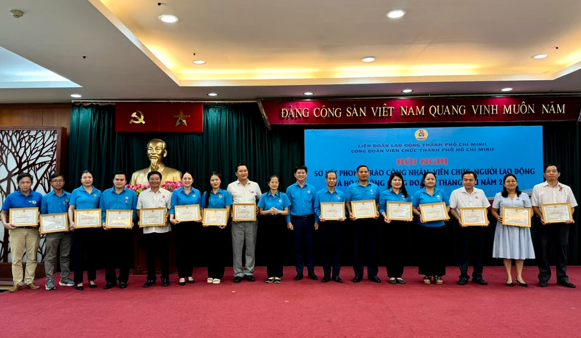 Các tập thể được khen thưởng tại Hội Nghị. Ảnh: HUỲNH THƠ