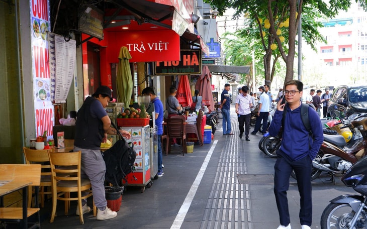 TP.HCM sau 2 tháng thu phí tạm lòng đường, vỉa hè: Nhiều đổi thay tích cực