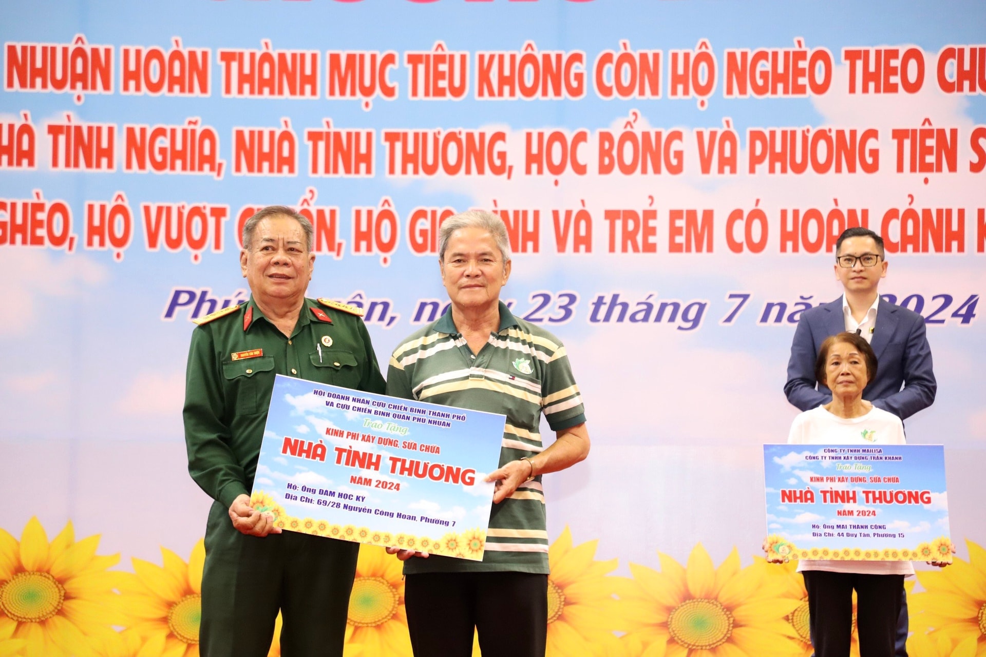 Đại diện quận Phú Nhuận lần lượt trao tặng kinh phí xây dựng nhà tình nghĩa, nhà tình thương, học bổng và phương tiện sinh kế cho hộ có người có công với cách mạng, hộ cận nghèo, hộ vượt chuẩn, hộ gia đình và trẻ em có hoàn cảnh khó khăn trên địa bàn quận