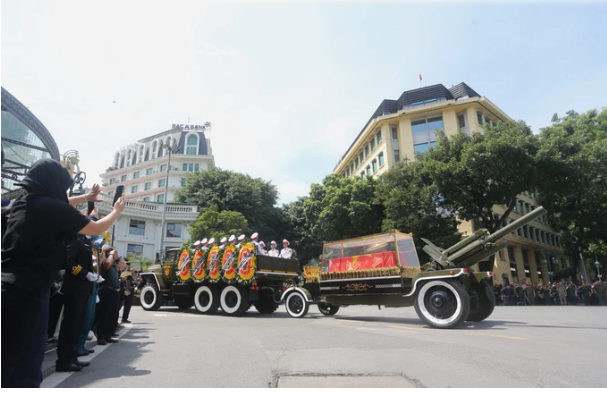 Đoàn xe nghi lễ chở linh cữu Tổng Bí thư Nguyễn Phú Trọng di chuyển trên đường phố Hà Nội