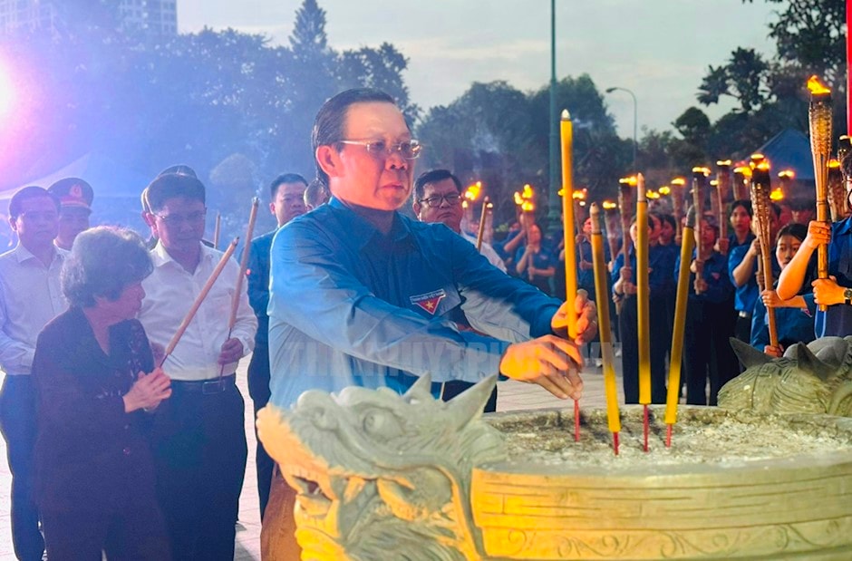 TPHCM: Thắp nến tri ân các Anh hùng liệt sĩ