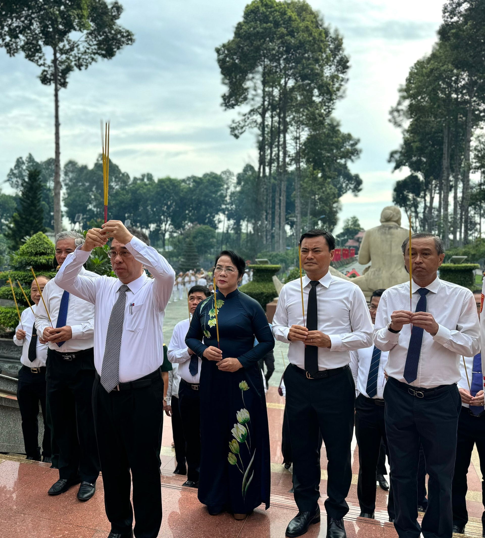 Đoàn lãnh đạo TPHCM dâng hương tưởng niệm các Anh hùng liệt sĩ tại Nghĩa trang Liệt sĩ huyện Củ Chi, xã An Nhơn Tây