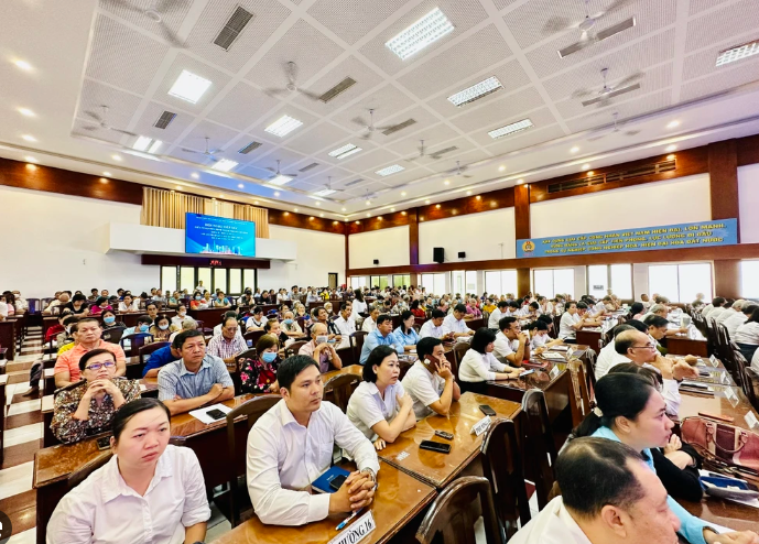 Tiếp xúc cử tri sau kỳ họp thứ 17 HĐND TPHCM khóa X