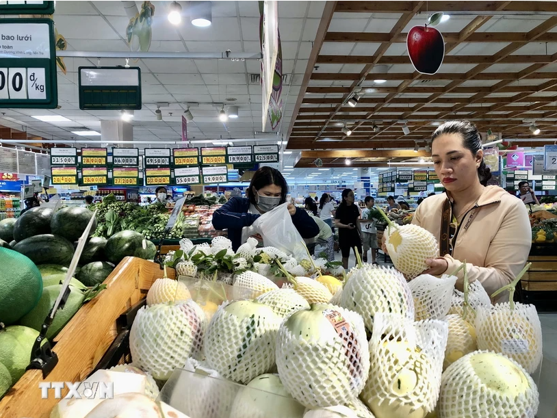 Người tiêu dùng Thành phố Hồ Chí Minh mua sản phẩm OCOP. (Ảnh: Mỹ Phương/TTXVN)